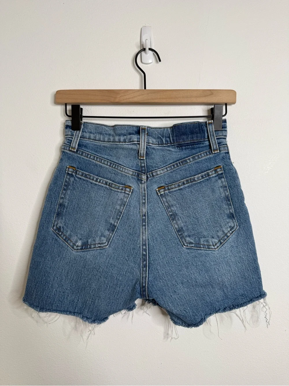 Abercrombie & Fitch CURVE LOVE Ultra High Rise 90s Straight Cut Off Shorts 25S